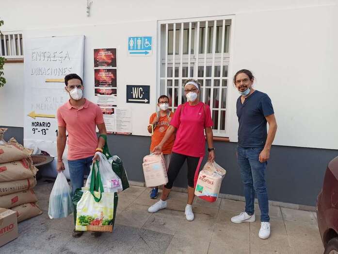 El teldense Claudio Sánchez (d), haciendo entrega de la colecta en La Palma / TA